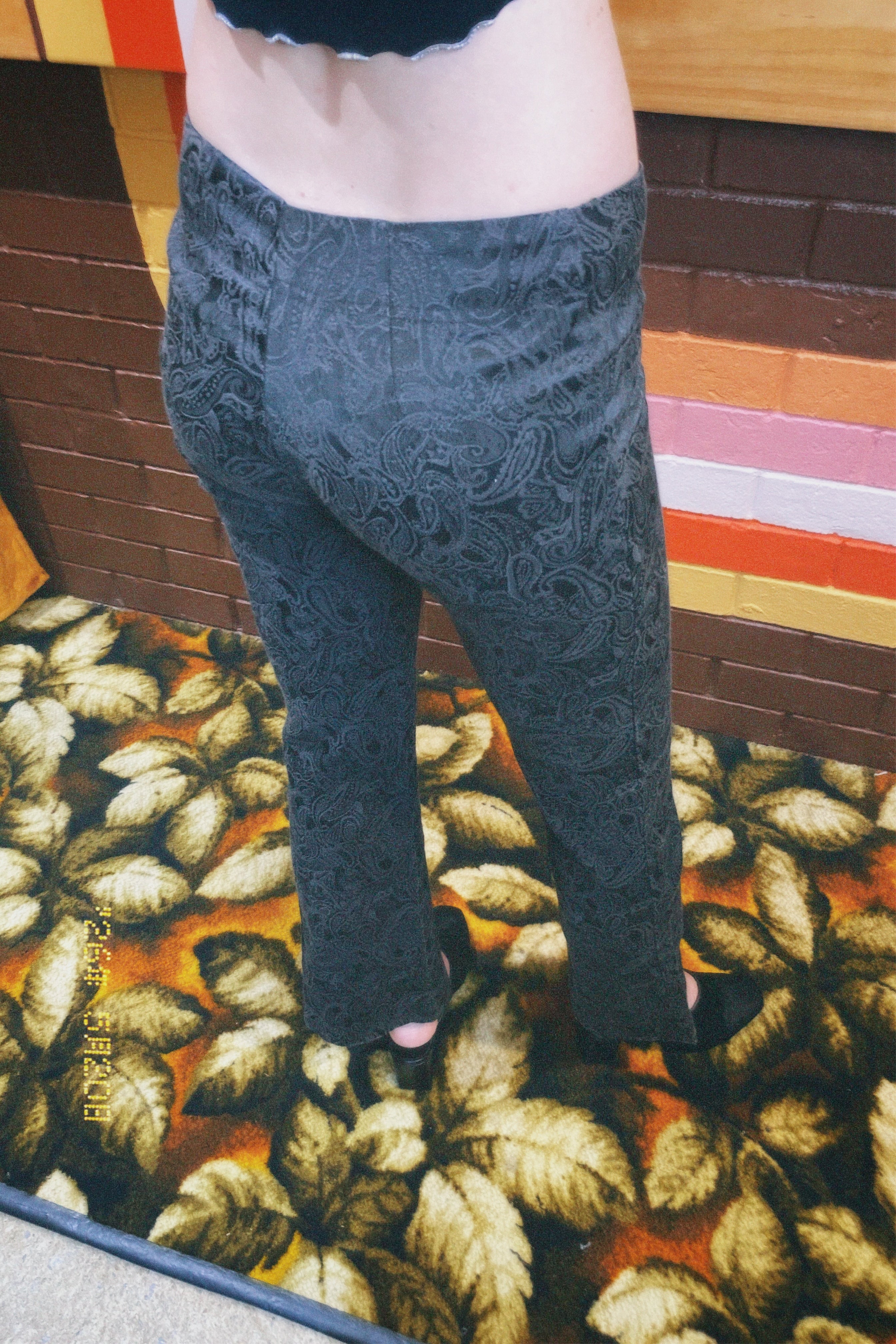 Vintage 2000s mid rise cropped flares /small